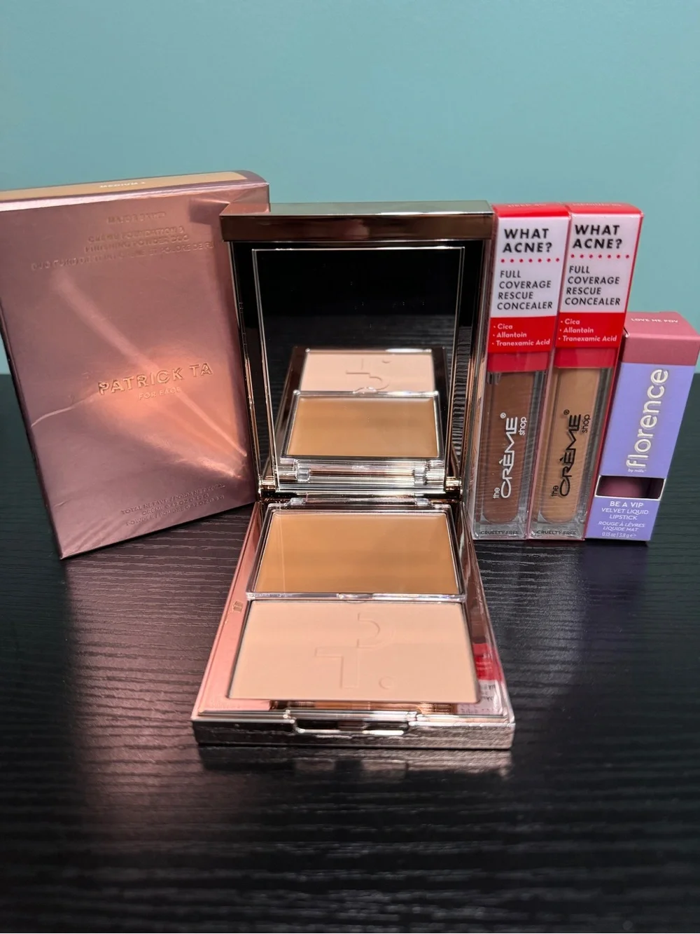 1 Patrick Ta Powder Foundation, 2 Crème shop concealers, 1 Florence Bundle
